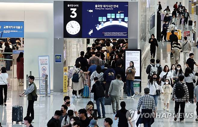 연휴 앞둔 공항 (영종도=연합뉴스) 윤동진 기자 = 어린이날 연휴를 하루 앞둔 4일 오전 인천국제공항 1터미널 출국장을 찾은 여행객들이 줄 서 있다. 2023.5.4 mon@yna.co.kr