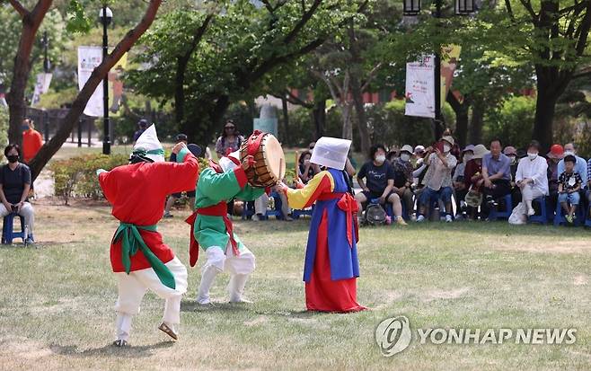 송파산대놀이 관람하는 시민들 [연합뉴스 자료사진]