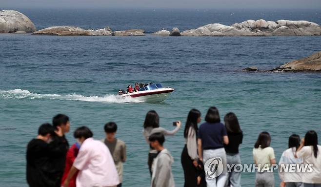 강릉은 한여름…시원한 바닷바람이 최고 (강릉=연합뉴스) 유형재 기자 = 강원 강릉지역의 낮 최고기온이 34도를 훌쩍 넘은 16일 경포해변을 찾은 관광객들이 보트를 타고 시원한 바닷바람을 맞으며 무더위를 식히고 있다. 2023.5.16 yoo21@yna.co.kr