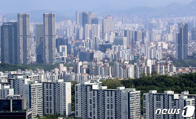 서울 중구 남산 전망대에서 아파트 단지가 보이고 있다.  2023.5.14/뉴스1 ⓒ News1 장수영 기자