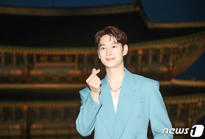 배우 이제훈이 16일 서울 종로구 경복궁 근정전 입구에서 진행된 구찌(Gucci)의 2024 크루즈 쇼 포토콜 행사에서 달콤한 손 하트를 그리고 있다. ⓒ News1 권현진 기자
