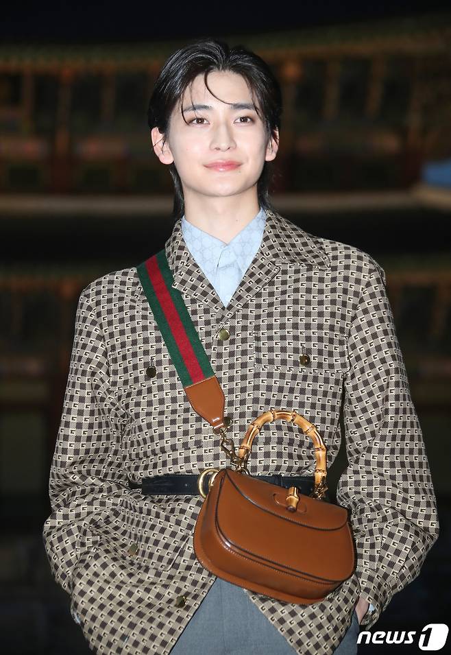 일본 배우 다카하시 후미야가 16일 서울 종로구 경복궁 근정전 입구에서 진행된 구찌(Gucci)의 2024 크루즈 쇼 포토콜 행사에서 옅은 미소를 짓고 있다. ⓒ News1 권현진 기자