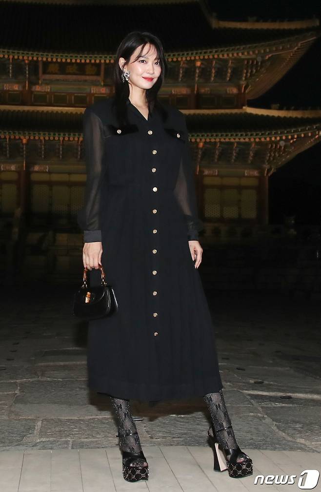 배우 신민아가 16일 서울 종로구 경복궁 근정전 입구에서 진행된 구찌(Gucci)의 2024 크루즈 쇼 포토콜 행사에서 매혹적인 미소로 시선을 싹쓸이 하고 있다. ⓒ News1 권현진 기자