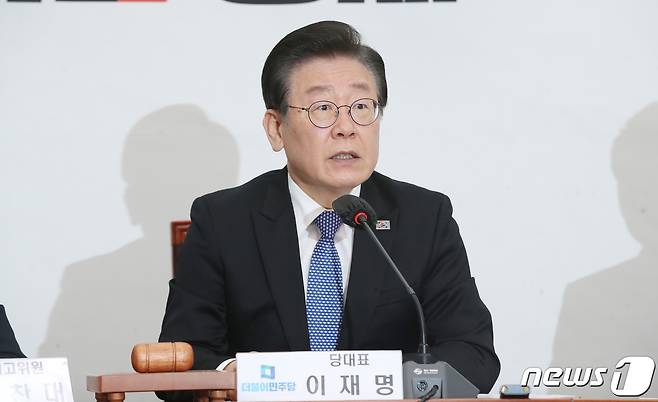 이재명 더불어민주당 대표가 17일 오전 서울 여의도 국회에서 열린 확대간부회의에서 모두발언을 하고 있다. 2023.5.17/뉴스1 ⓒ News1 임세영 기자