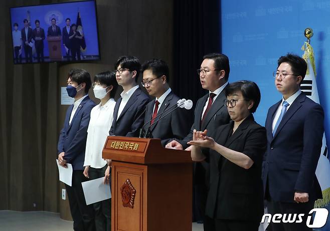 '정치개혁 2050' 이탄희 더불어민주당 의원, 장혜영 정의당 의원, 이문열 국민의힘 경기북도 희망포럼 대표 등이 17일 오전 서울 여의도 국회 소통관에서 기자회견을 열고 "국회가 시민이 직접 결정한 공론조사결과를 표결에 부쳐야 한다＂고 촉구하고 있다. 2023.5.17/뉴스1 ⓒ News1 송원영 기자