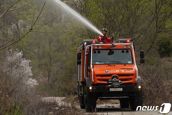 충남 금산 및 대전 산불진화 때 투입된 고성능산불진화차. (산림청 제공)/뉴스1