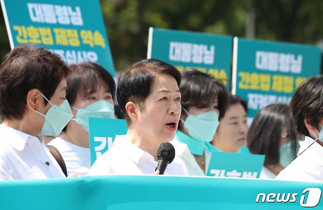 김영경 대한간호협회 회장이 16일 오전 서울 용산 대통령집무실 앞에서 기자회견을 열고, 앞서 윤석열 대통령이 간호법에 재의요구권(거부권)을 행사한 것과 관련해 입장을 발표하고 있다. 2023.5.16/뉴스1 ⓒ News1 구윤성 기자