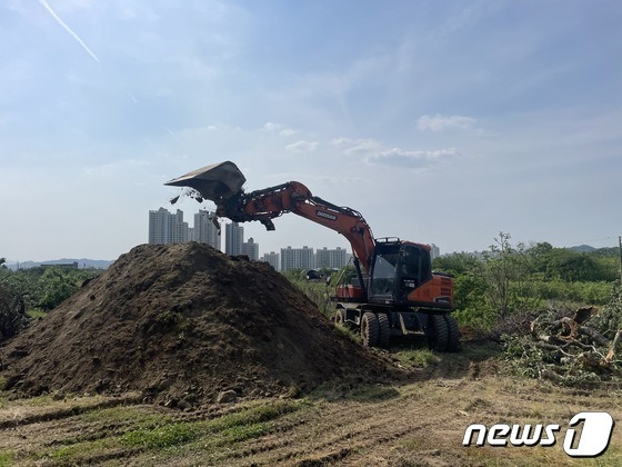 17일 충북 충주서 과수화상병이 추가 발생했다. 사진은 매몰 작업.(충주시 농업기술센터 제공)2023.5.17/뉴스1