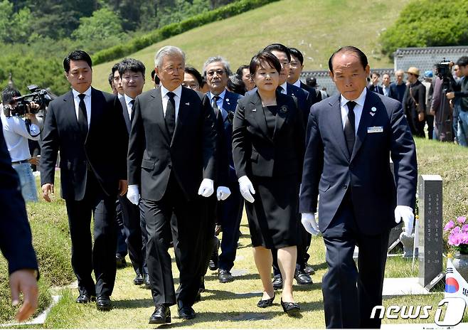 문재인 전 대통령과 부인 김정숙 여사가 17일 오전 광주 북구 운정동 국립 5·18민주묘지에 들어서고 있다. (공동취재) 2023.5.17/뉴스1 ⓒ News1 황기선 기자