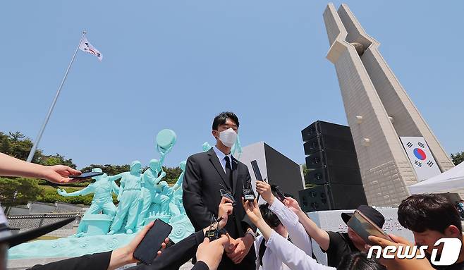 전두환 전 대통령 손자 전우원씨가 17일 광주 북구 국립5·18민주묘지에서 열린 제43주년 5·18민주화운동 추모제에서 취재진 질문을 받고 있다. (공동취재) 2023.5.17/뉴스1 ⓒ News1 황기선 기자