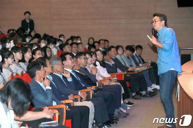 전북 고창군은 17일 오전 고창문화의전당에서 (사)고창동학농민기념사업회(이사장 진윤식) 주관으로 관내 청소년 대상 동학농민혁명 특강을 열었다.(고창군 제공)2023.5.17/뉴스1