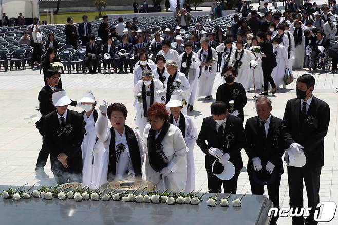 17일 오전 광주 북구 운정동 국립 5·18민주묘지에서 5·18 유가족이 차례로 분향과 헌화를 하고 있다. (공동취재) 2023.5.17/뉴스1 ⓒ News1 황기선 기자