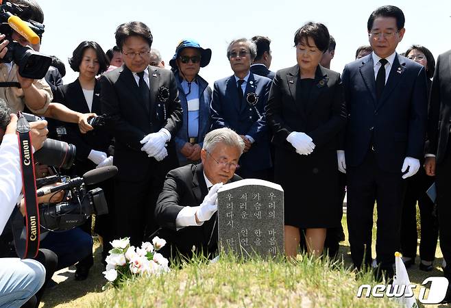 문재인 전 대통령이 17일 오전 광주광역시 북구 국립5.18민주묘지 문재학 열사의 묘소를 찾아 묘비를 어루만지고 있다.(공동취재) 2023.5.17/뉴스1 ⓒ News1 황기선 기자