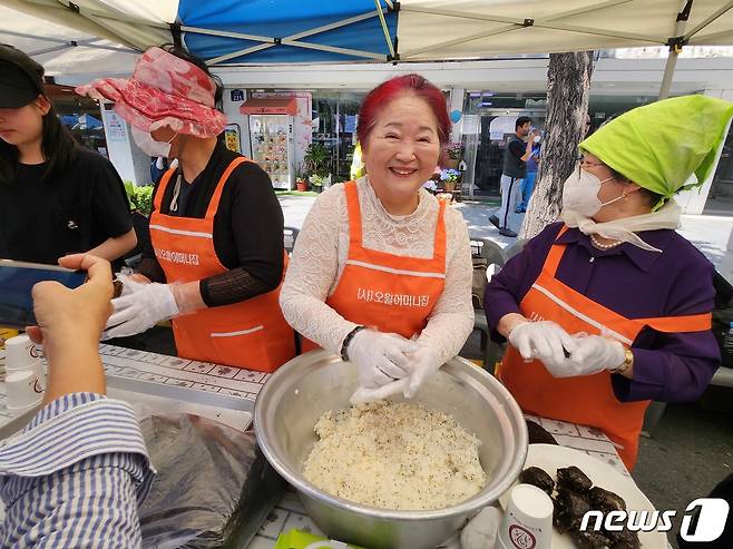 17일 오후 광주 동구 금남로에서 오월어머니집 회원들이 제43주년 5·18민주화운동 전야제를 앞두고 주먹밥을 만들고 있다.2023.5.17/뉴스1