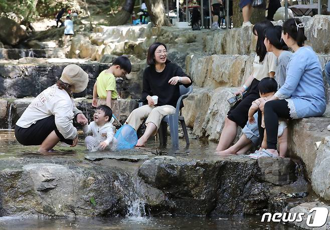 서울 낮 최고기온이 28.4도까지 오르는 등 전국이 여름더위를 보이고 있는 17일 오후 경기도 과천시 서울대공원 캠핑장을 찾은 시민들이 계곡에서 물놀이를 즐기고 있다. 2023.5.17/뉴스1 ⓒ News1 박세연 기자