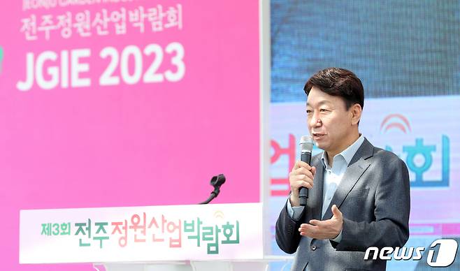 우범기 전주시장이 17일 전북 전주시 전주월드컵광장 일원에서 열린 제3회 전주정원산업박람회에서 축사를 하고 있다. 2023.5.17/뉴스1 ⓒ News1 유경석 기자