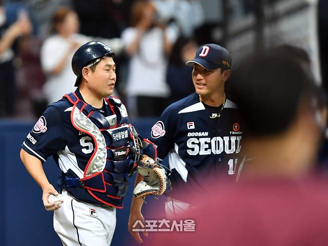 두산 포수 양의지가 16일 고척스카이돔에서 열린 2023 프로야구 키움히어로즈와 두산베어스의 경기 9회말 수비를 마친 후 마무리 홍건희와 자출하고 있다. 고척 | 강영조기자 kanjo@sportsseoul.com