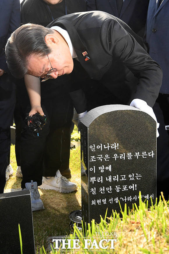 이재명 더불어민주당 대표와 지도부 및 관계자들이 17일 오후 광주 북구 민족민주열사묘역을 방문해 최현열 열사의 묘역을 참배하고 있다. /광주=남용희 기자