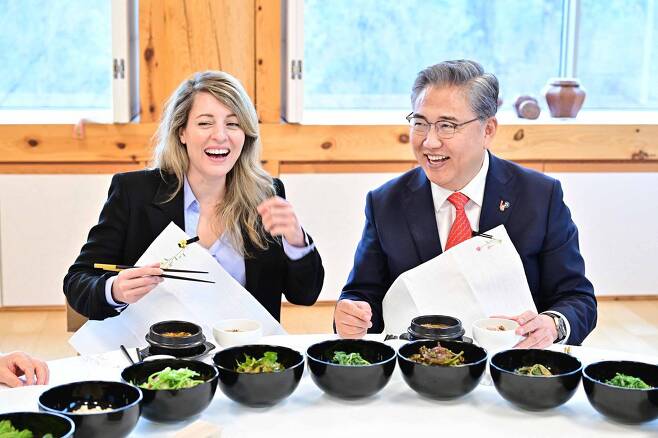 멜라니 졸리 캐나다 외교 장관(왼쪽)과 박진 외교부 장관이 지난 4월 서울 은평구 진관사에서 사찰 음식으로 오찬을 하고 있다. /외교부