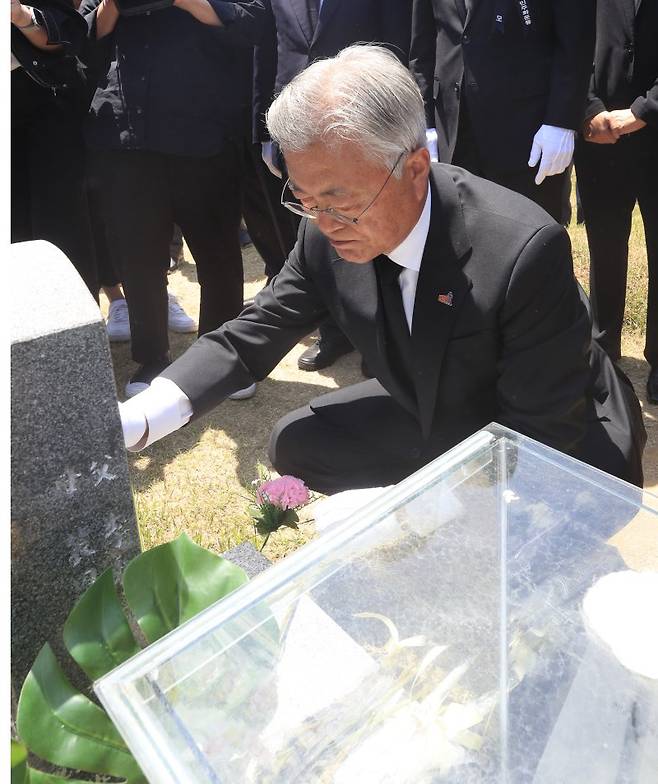 [광주=뉴시스] 김혜인 기자 = 문재인 전 대통령과 부인 김정숙 여사가 17일 오전 광주 북구 망월동 민족민주열사의 묘지를 참배하고 있다. 2023.05.17.hyein0342@newis.com <저작권자ⓒ 공감언론 뉴시스통신사. 무단전재-재배포 금지.> /사진=뉴시스화상