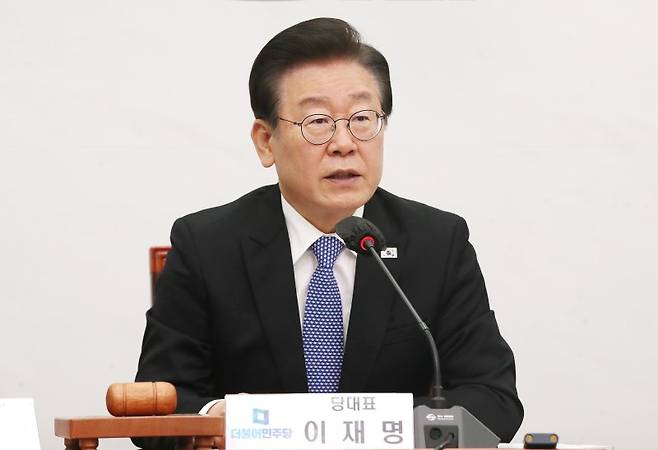 이재명 더불어민주당 대표가 17일 오전 서울 여의도 국회에서 열린 확대간부회의에서 모두발언을 하고 있다. 민주당은 이날 가상자산(암호화폐) 논란으로 탈당한 김남국 의원과 관련 이재명 대표 지시로 국회 윤리특별위원회에 제소하기로 결정했다. 사진=뉴스1화상