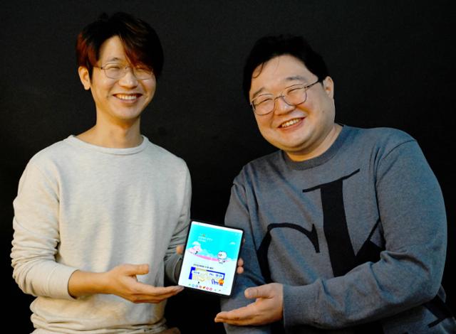 김상현(왼쪽), 심경진 운칠기삼 공동대표가 스마트폰을 이용한 운세 서비스 '포스텔러'에 대해 설명하고 있다. 왕태석 선임기자
