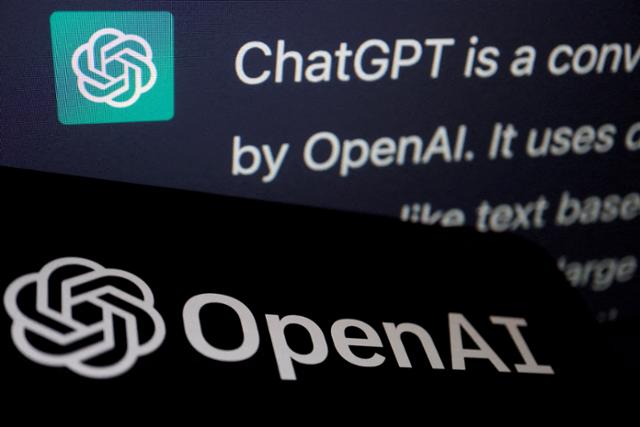 인공지능(AI) 챗봇인 챗GPT가 생성한 텍스트 위로 개발사 '오픈AI'의 로고가 겹쳐져 있다. 로이터 연합뉴스