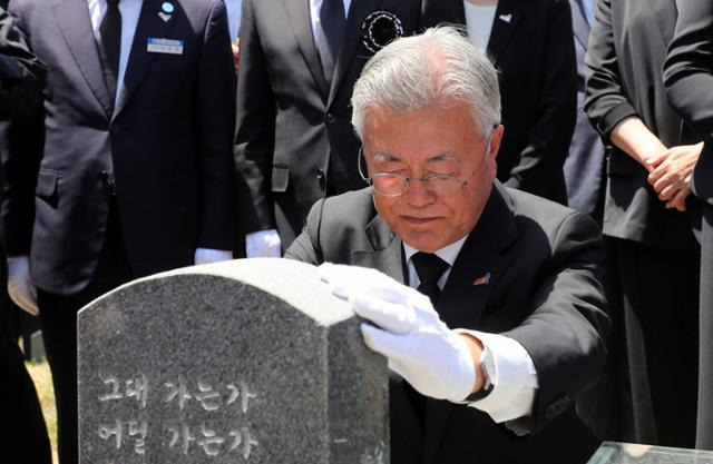 문재인 전 대통령이 17일 광주 북구 망월동 민족민주열사묘역에 있는 고 이한열 열사의 묘소를 참배하고 있다. 뉴시스