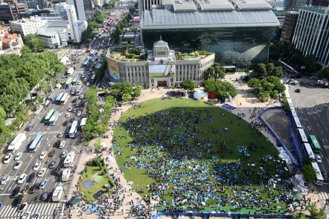 17일 오전 서울 중구 서울광장에서 민주노총 건설노조원들이 1박2일 노숙 시위를 하고 있다. 뉴스1