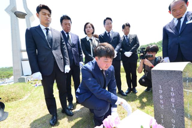 이준석(앞쪽) 전 국민의힘 대표와 '천아용인(천하람·허은아·김용태·이기인) 팀이 17일 오후 광주 북구 국립 5·18 민주묘지를 찾아 참배하고 있다. 광주=뉴시스