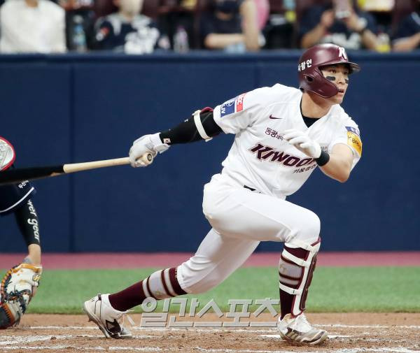 2023 KBO 프로야구 키움히어로즈와 두산베어스의 경기가 16일 오후 서울 고척스카이돔에서 열렸다. 3회말 무사 이정후가 안타를 치고 있다. 고척=김민규 기자 mgkim1@edaily.co.kr /2023.05.16/