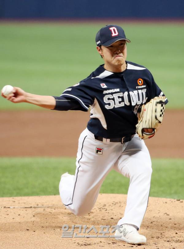 2023 KBO 프로야구 키움히어로즈와 두산베어스의 경기가 16일 오후 서울 고척스카이돔에서 열렸다. 두산 선발 최원준이 등판해 공을 던지고 있다. 고척=김민규 기자 mgkim1@edaily.co.kr