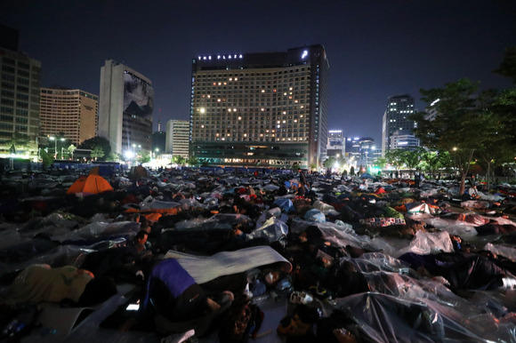 17일 오전 서울 중구 시청 서울광장에서 민주노총 건설노조 조합원들이 노숙을 하고 있다. [사진=뉴시스]