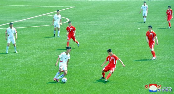 북한이 15일 동평양경기장에서 아시아축구연맹의 '대중 축구의 날' 행사를 진행했다고 조선중앙통신이 16일 전했다. 이날 행사에 참석한 선수들이 경기를 하고 있다. [사진 조선중앙통신]