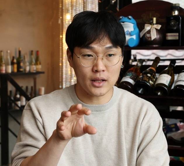 온라인 주류 유통 플랫폼을 운영하는 벨루가를 창업한 김상민 대표가 10일 서울 마포구 상수동 본사에서 한국경제신문과 인터뷰하고 있다. 김 대표는 "수수료 장사를 하는 플랫폼 비즈니스는 하지 않는다"며 "데이터를 통해 주류 유통 시장의 본질적인 문제를 해결하고 싶다"고 말했다. / 최혁 기자