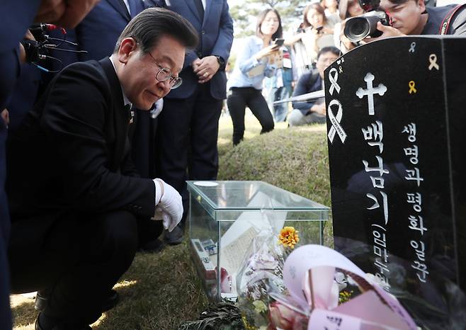 이재명 더불어민주당 대표가 17일 오후 광주 북구 망월동 민족민주열사묘역에서 참배하고 있다. 연합뉴스