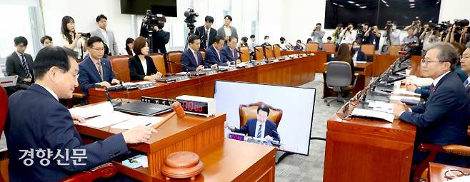 국회 윤리특위에 쏠린 관심 변재일 국회 윤리특별위원회 위원장(왼쪽)이 17일 국회에서 열린 윤리특위 전체회의에서 의사봉을 두드리고 있다. 박민규 선임기자 parkyu@kyunghyang.com