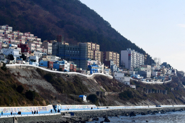 부산 영도구 흰여울문화마을과 해안산책로. 국제신문DB