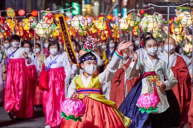 A parader waves to the crowd during last year's "Lotus Lantern Parade." (Yeondeunghoe)