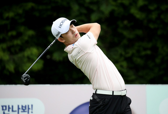 Kim Bio hits a shot during the SK Telecom Open 2022 at Pinx Golf Club in Seogwipo, Jeju on June 5, 2022. [YONHAP]