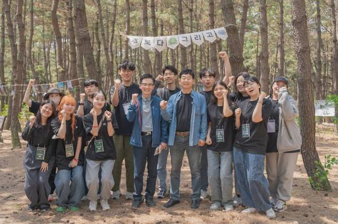 사진전에 참여한 청년 마을활동가·작가들이 기념촬영을 하고 있다. (포항시 제공) 2023.05.17