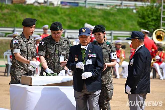 6·25 참전지회 지회장이 분향을 준비하고 있다.(육군 7사단 제공)