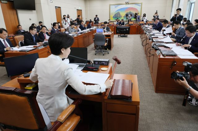 백혜련 국회 정무위원장이 17일 전체회의에서 의사봉을 두드리고 있다. 연합뉴스