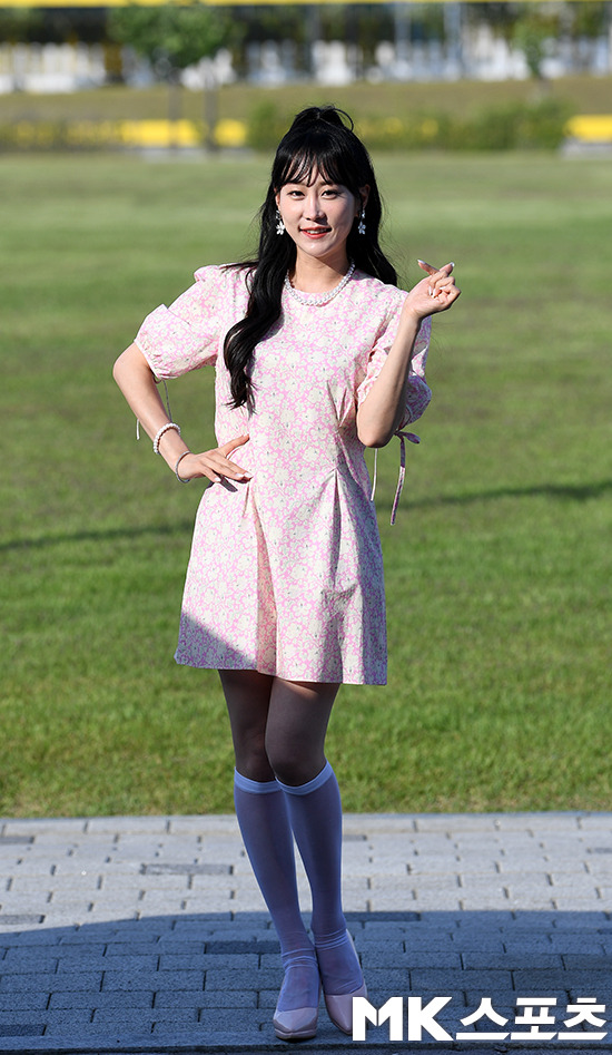 김의영이 포즈를 취하고 있다.