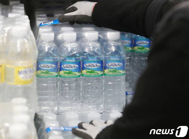 (서울=뉴스1) 김민지 기자 = 마트에 진열된 생수. 기사의 특정내용과 관계없음. 2023.1.26/뉴스1 Copyright (C) 뉴스1. All rights reserved. 무단 전재 및 재배포 금지.