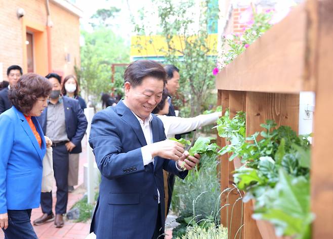 광명시는 16일 오후 광명시립하안노인종합복지관에서 ‘어르신 인지건강을 위한 다감각 인생정원’ 개소식을 개최했다. / 사진제공=광명시