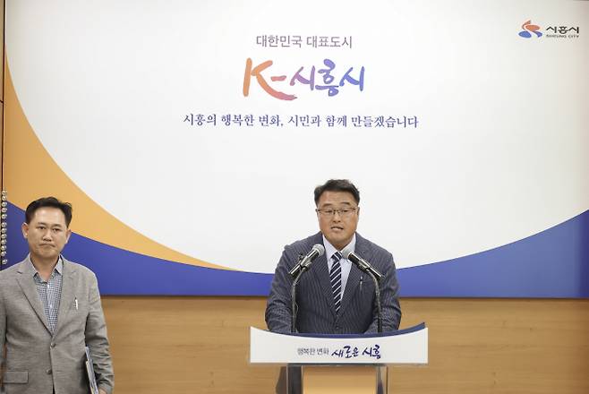 시흥시(시장 임병택)가 은계지구 상수도 이물질 발생과 관련해 17일 오후 브리핑을 열고 사업 책임자인 한국토지주택공사(LH)와 협의를 통해 민원 발생단지에 대한 여과장치를 설치하고, 상수도 관망진단 용역을 통해 근본적으로 문제를 해결할 것이라고 밝혔다. / 사진제공=시흥시