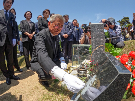 문재인 전 대통령이 17일 오전 광주 북구 운정동 구묘역에 있는 故 이한열 열사 묘소를 찾아 고인의 넋을 기리고 있다.  박윤슬 기자