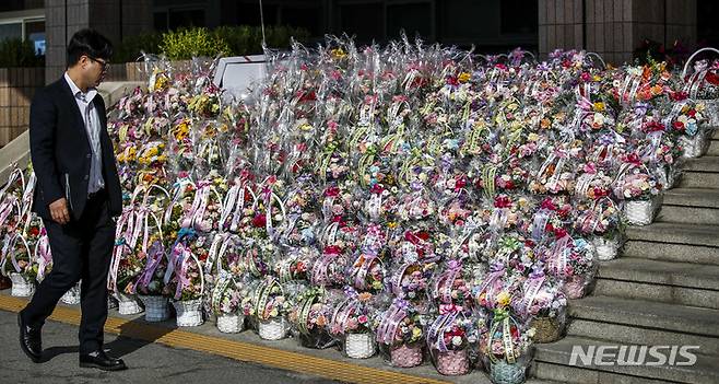 [과천=뉴시스] 정병혁 기자 = 한동훈 법무부장관 취임 1주년인 17일 오전 경기 과천시 정부과천청사 법무부 출입계단이 지지자들이 보낸 꽃들로 가득차있다. 2023.05.17. jhope@newsis.com