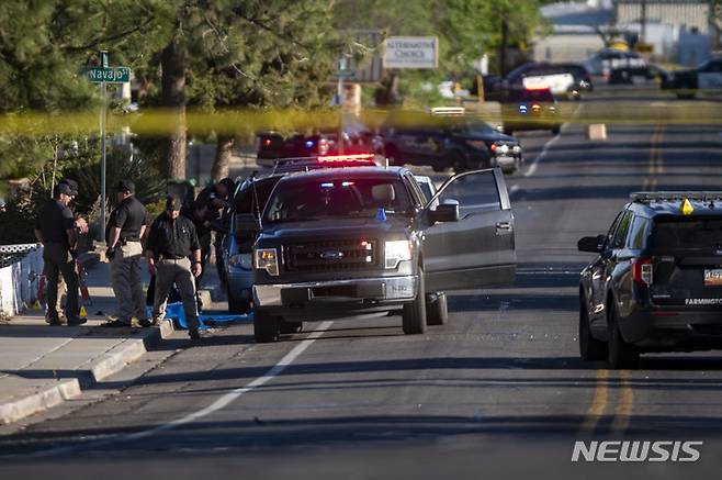 [파밍턴=AP/뉴시스] 15일(현지시각) 미 뉴멕시코주 파밍턴에서 경찰이 총기 난사 현장을 봉쇄 후 조사하고 있다. 경찰은 이 총격으로 3명이 숨지고 경관 2명이 다쳤으며 18세 용의자는 사살됐다고 밝혔다. 2023.05.16.